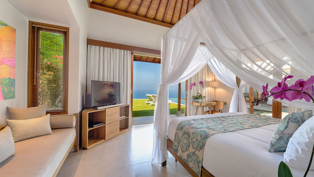 Sol y Mar - Restful master bedroom overlooking the Indian Ocean